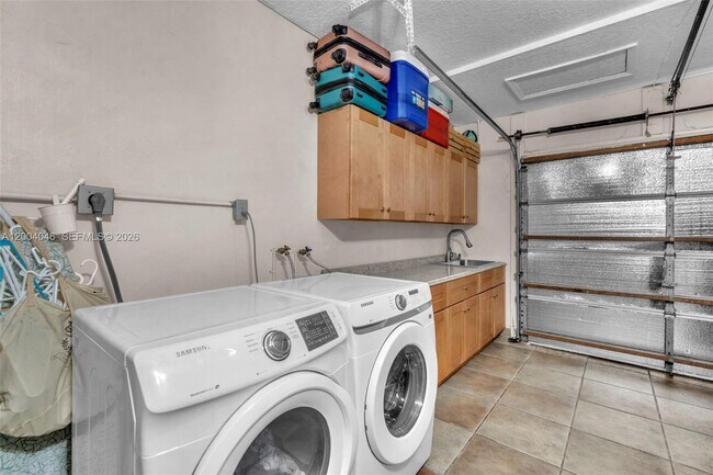 Building Photo - 10112 Royal Palm Blvd