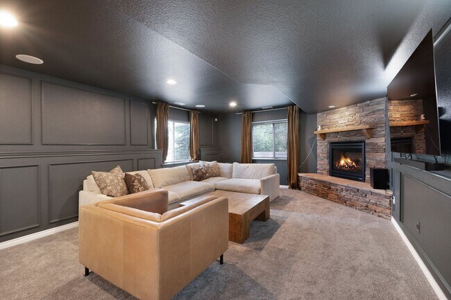 Building Photo - Elegant Mountain-View Retreat in Stone Cro...