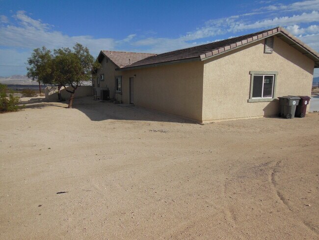 Building Photo - Swamp Cooler, Central AC and Tile Throughout!