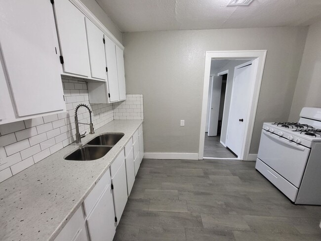 Building Photo - Remodeled 1 bedroom 1 bathroom duplex hous...