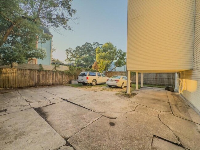 Building Photo - 2229 Napoleon Ave