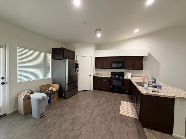 Building Photo - 3 BEDROOM HOME IN DESERT SKY!