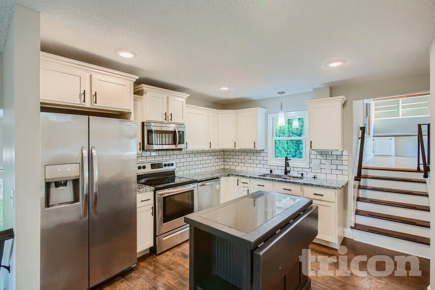 Building Photo - 1916 Lamplight Dr