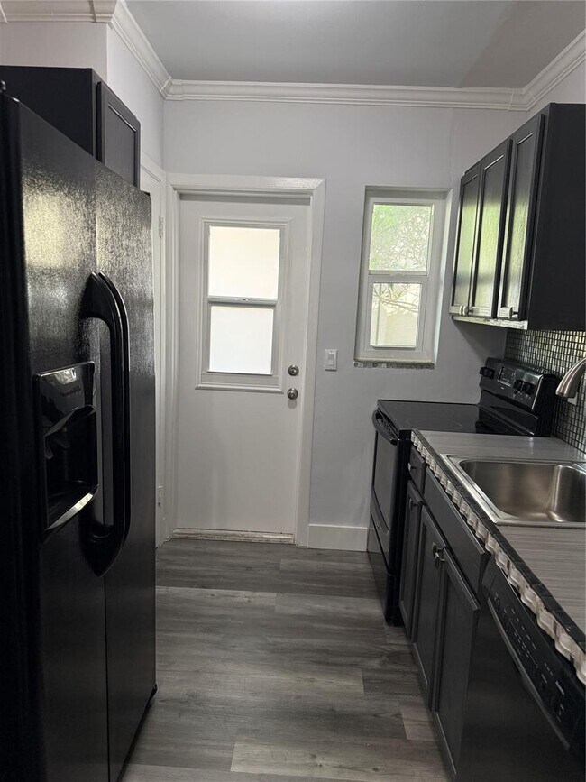 Building Photo - 2121 NE 42nd Ct