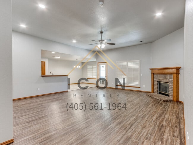 Building Photo - 313 E Plantation Terrace