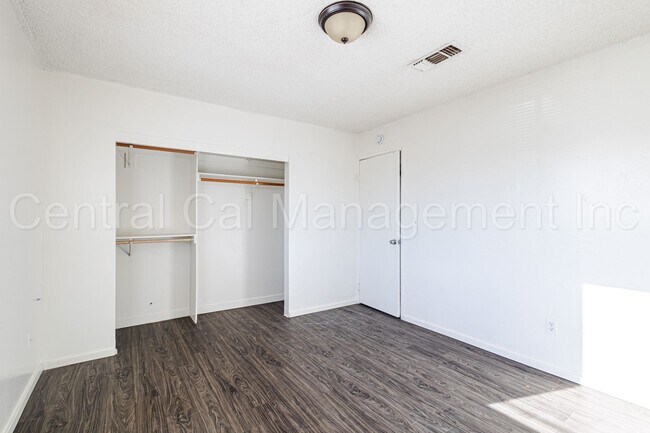 Building Photo - 2 Bedroom/1 Bath Home - $1450 Per Month