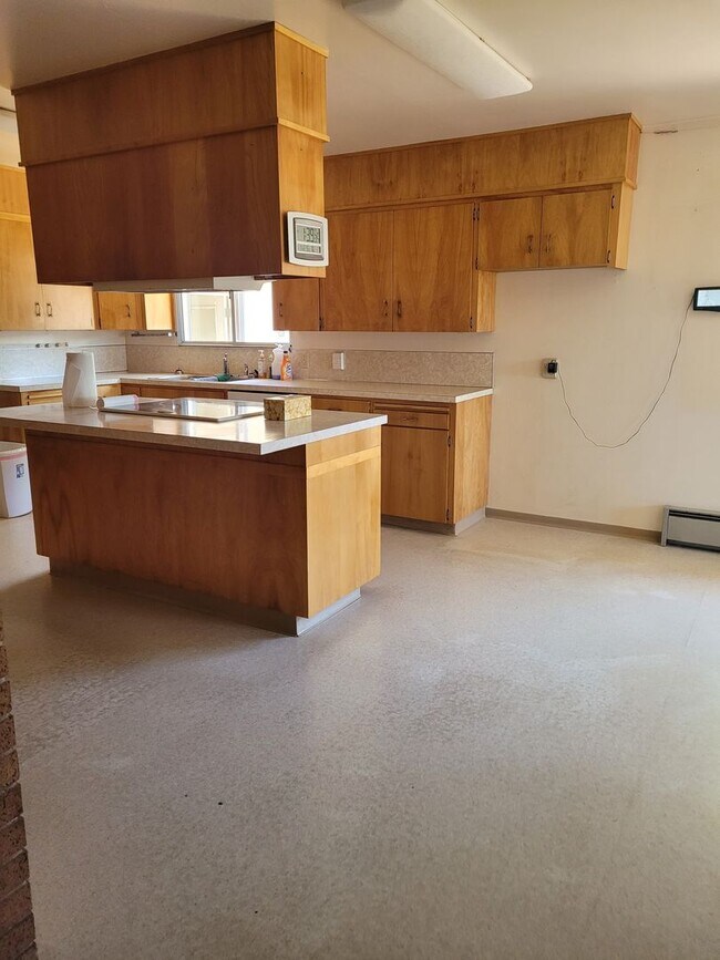 Building Photo - Large 3 Bedroom, 2 Bath Home