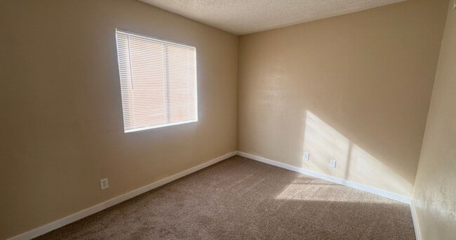 Building Photo - 2 BEDROOMS 1.5 BATHROOM TOWNHOUSE AVAILABLE FOR RENT JONES AND VEGAS DR !!!
