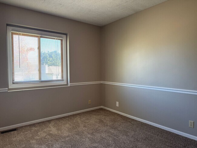 Building Photo - Omaha Rental Home Offering Modern Updates & Comfortable Living!