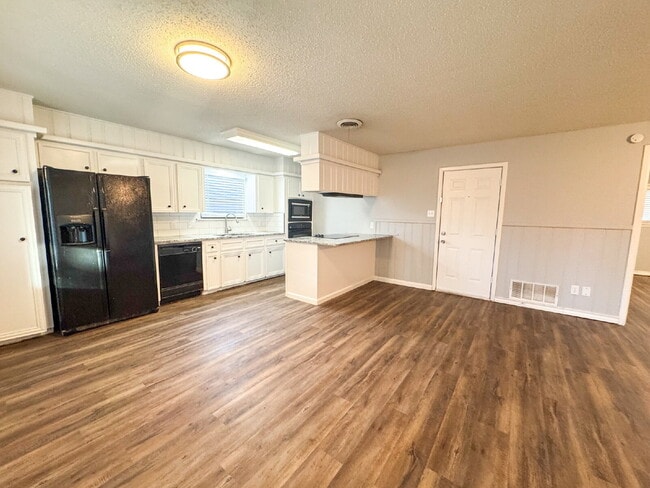 Building Photo - Newly-updated, 3-bedroom near LCU!