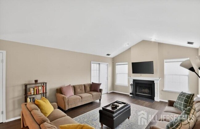Building Photo - 317 Vasser Dr
