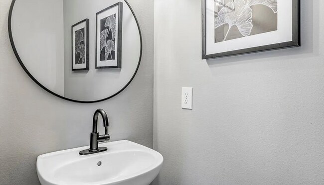 Building Photo - 4 Bedroom 3 Bath Pet Friendly Rental!