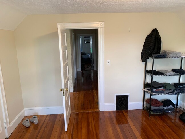 Building Photo - Huge 5 bed In Davis Square