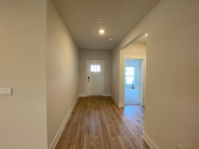 Building Photo - 3398 Southwind Dr