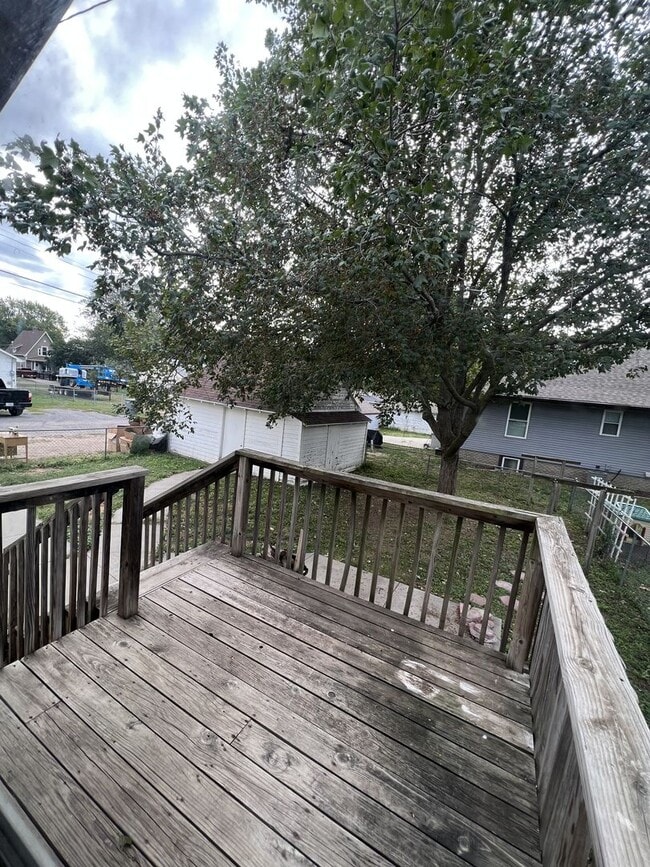 Building Photo - Spacious 4 Bedroom, 2 Bathroom Home