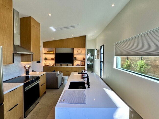 Building Photo - 1910 Raymond Ln