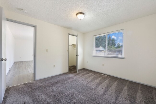 Building Photo - Move in ready now! 3 bedroom rambler in NE...
