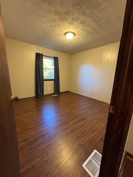 Bedroom 2 - 13096 Beaver Creek Rd