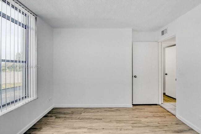 Building Photo - 3760 Inverrary Dr