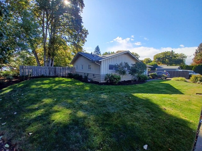 Building Photo - Spacious Mid-Century 3 bed/2 bath home wit...