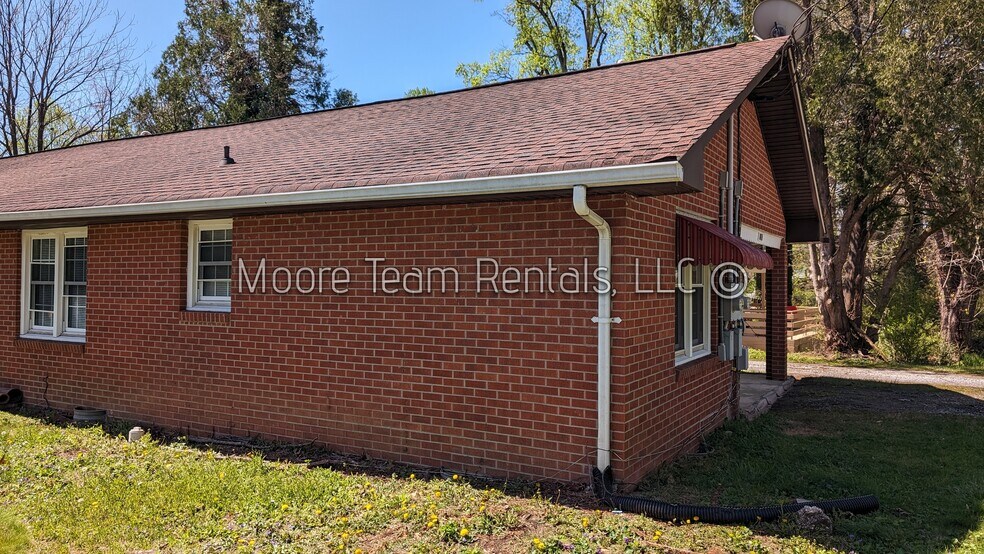 Building Photo - 1300 Hebron Rd