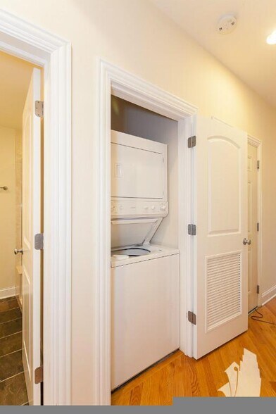 Building Photo - 3829 N Southport Ave