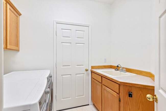 Building Photo - Elegant & Serene 3-Bedroom, 2 Bathroom Home Retreat in Desirable Arnold Creek