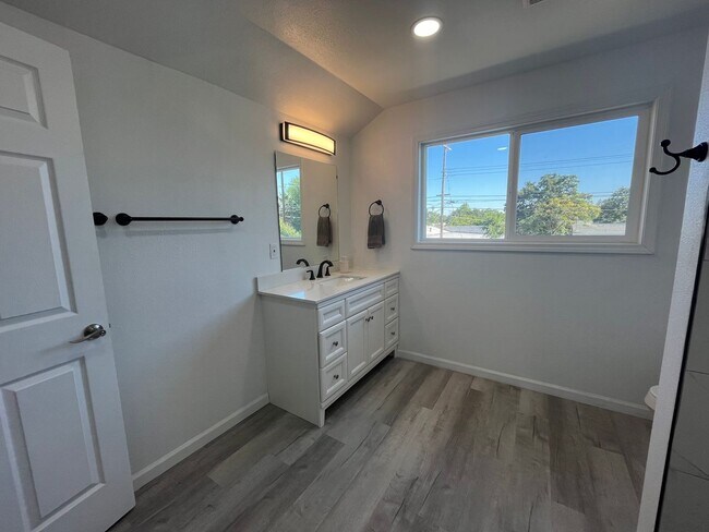 Building Photo - 8180001/85