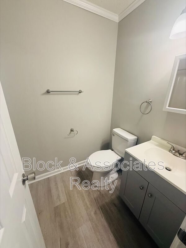 Building Photo - 118 N McCrary St