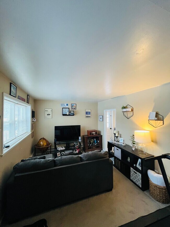 Building Photo - Beautifully Remodeled 2BR home in great neighborhood (Guilderland Schools)