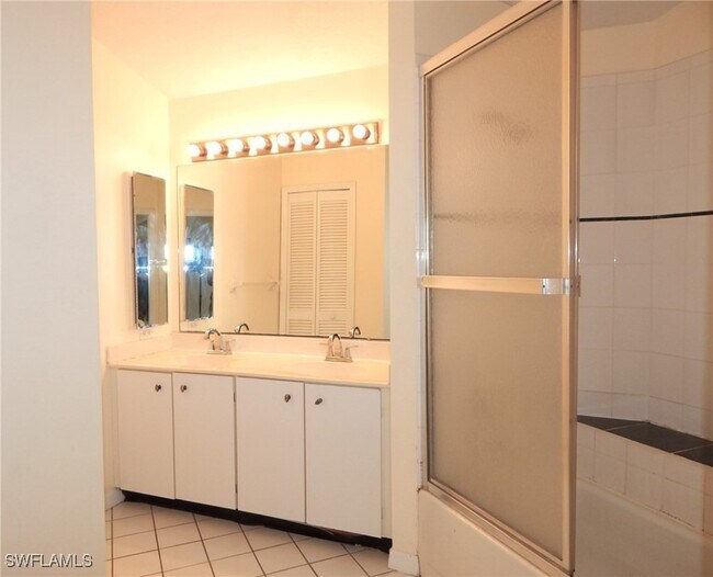 Building Photo - 424 SW 38th Pl
