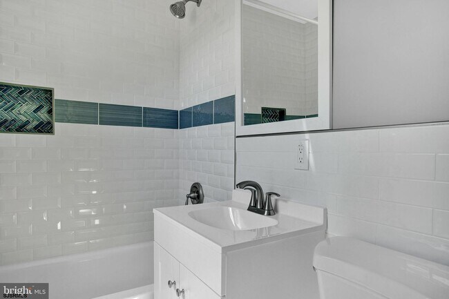 Building Photo - 15 N Victoria Ave