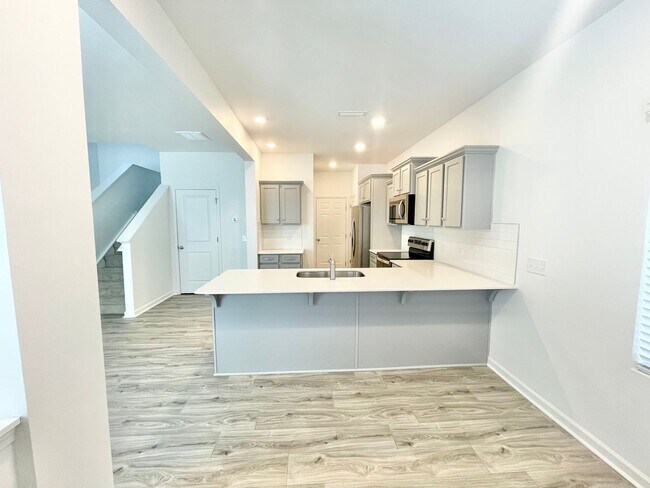 Building Photo - Beautiful 3BR, 2.5BA Home with Owner’s Suite & Designer Upgrades - Available 08/20