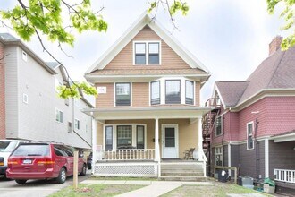 Building Photo - 7 Bedroom 3 Bathroom Unit with Updates! Available August 2026