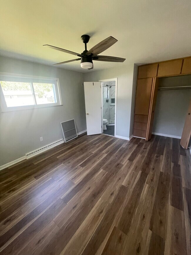 Master bedroom with attached master bathroom - 4384 Walton Plz