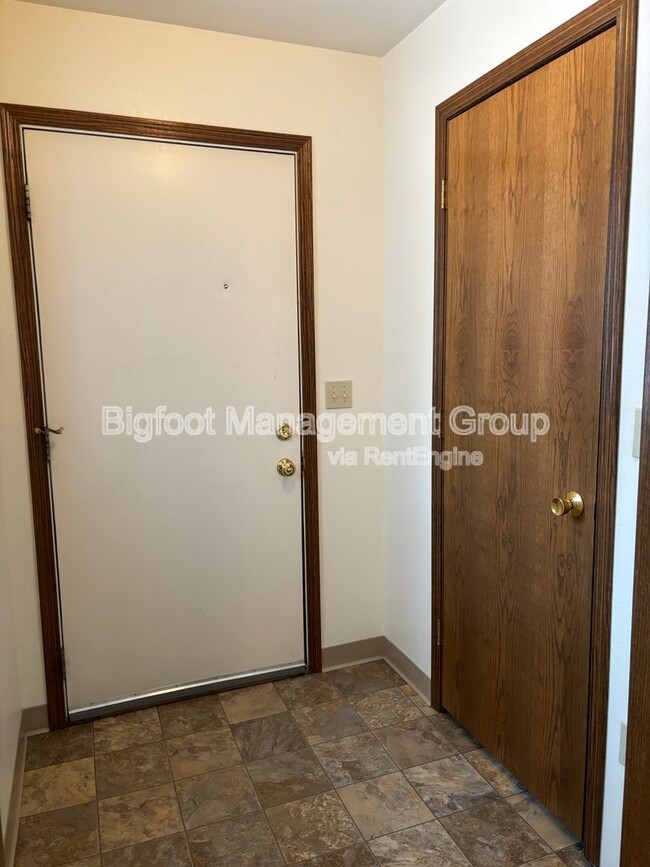 Building Photo - 913 N Park Ave