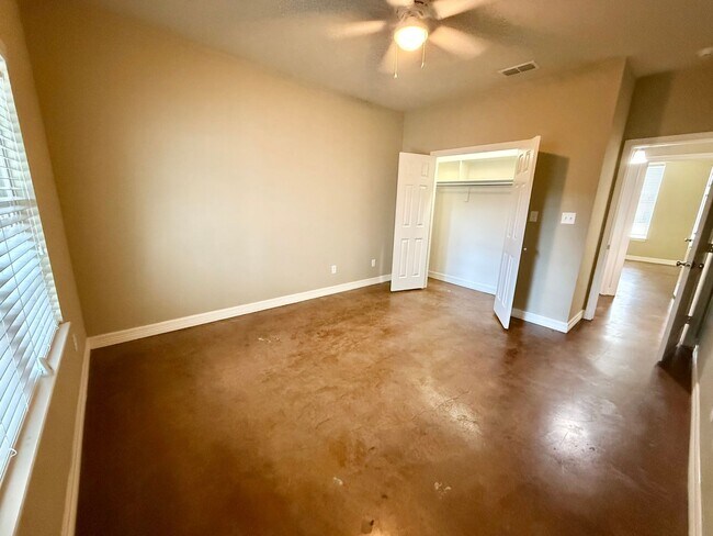 Building Photo - Elegant 4-bed/2-bath plus Garage!