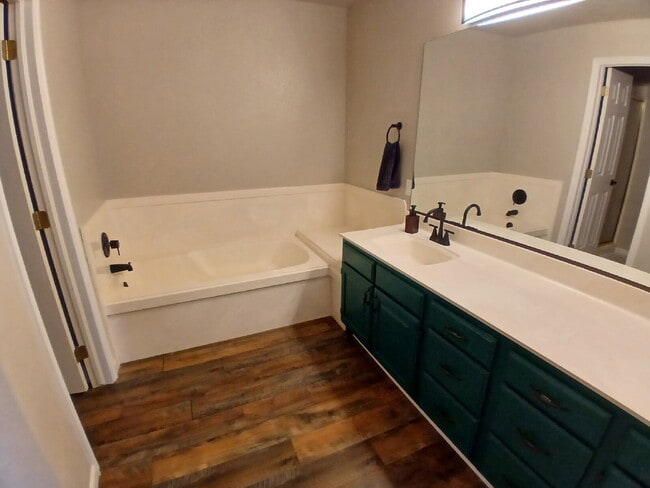 Building Photo - Pool, pickleball, views plus 3 bed 2 bath home.