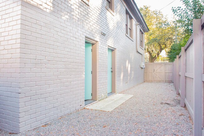 Building Photo - Renovated 1 bedroom apartment