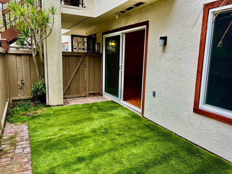Building Photo - 4070 Rosenda Ct