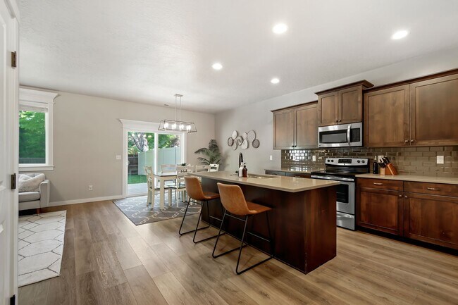 Building Photo - 4 bedroom, 3 bathroom Home located in the heart of Meridian!