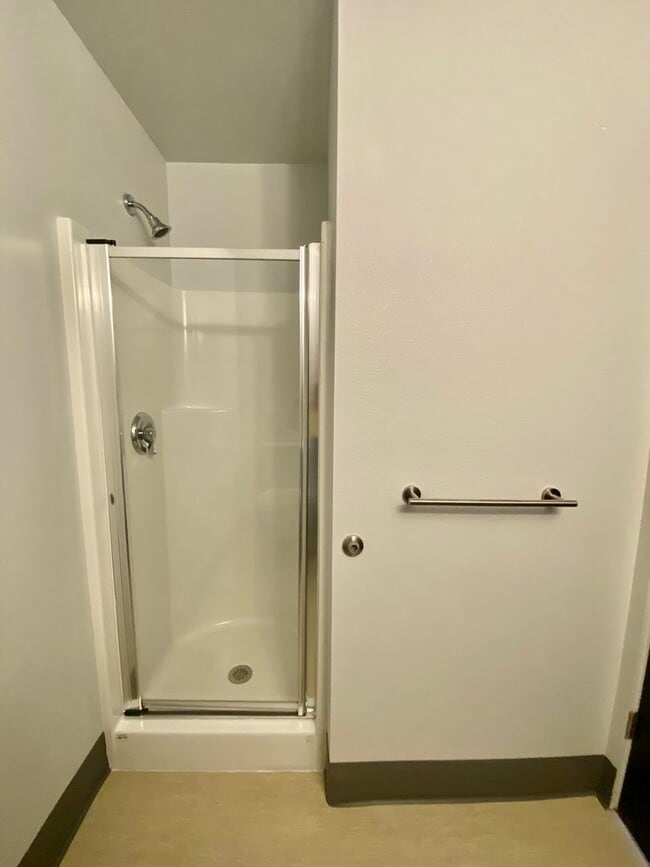 Building Photo - Pet friendly 2 bed 2 bath (ensuite) in ful...
