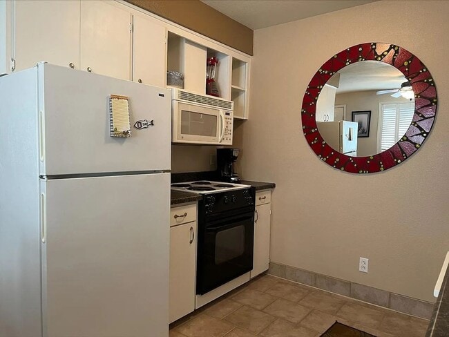 Building Photo - Furnished 2 bed/1 bath Apartment in Long Beach/All utilities Included