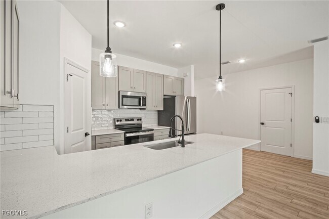 Building Photo - 627 SE 13th Pl