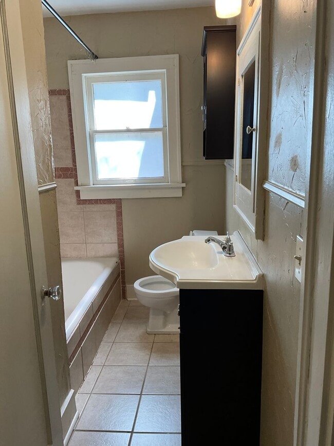 Building Photo - Beautiful Duplex + 1 bedroom + OKC