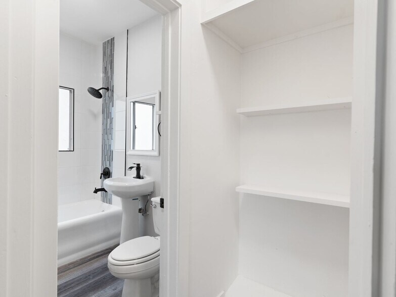 Building Photo - 608 W 6th St