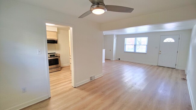 Building Photo - *Recently Updated & Spacious 3BD/1BA Duplex Unit Available for Rent in Castle Shannon*