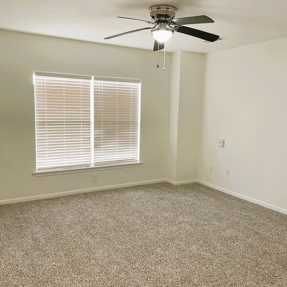 Building Photo - 18143 Holly Forest Dr