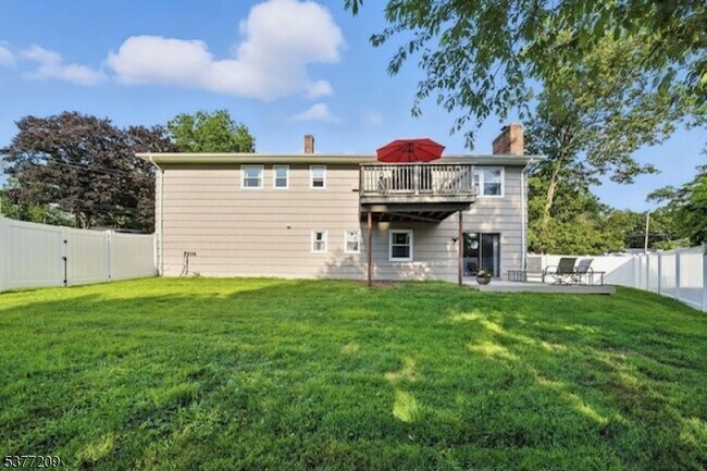 Building Photo - 31 Crescent Dr