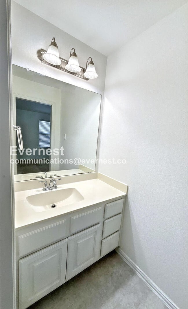 Building Photo - 4811 Sunset Park Ln